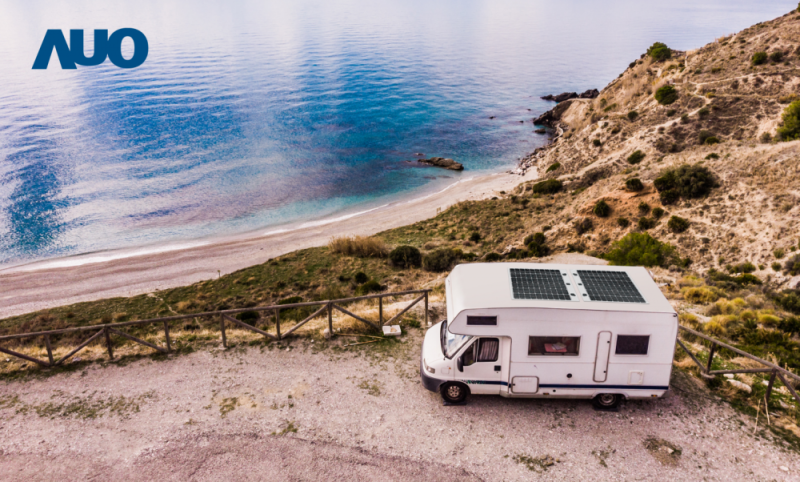 「可撓輕量化太陽光電板SunCurva」使用輕量特殊耐候型複合板取代傳統太陽能板的玻璃前板，不僅降低70%重量，每米平方僅3Kg；具有抗衝擊性能及通過電磁相容性測試，可應用於交通運輸工具，如露營車、遊艇等